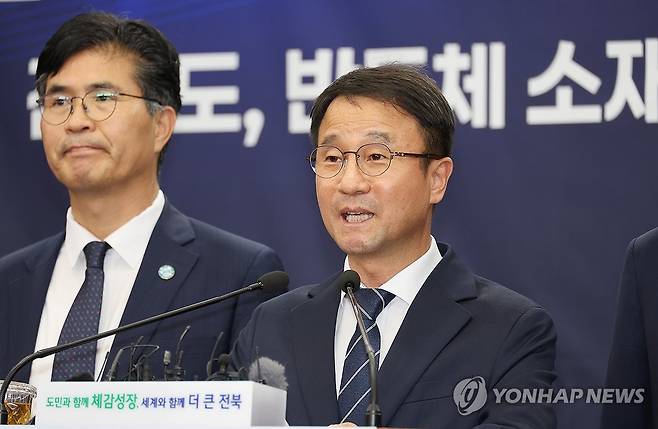 기자회견하는 민주당 한병도 원내대표 (전주=연합뉴스) 임채두 기자 = 더불어민주당 한병도 원내대표가 18일 전북특별자치도청에서 전북의 소부장 특화단지 지정에 관한 기자회견을 하고 있다. 2026.9.18 doo@yna.co.kr
