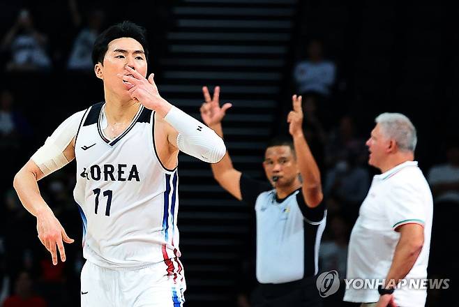 이우석 ‘3점’ (나고야=연합뉴스) 이동해 기자 = 18일 일본 나고야 아이치 인터내셔널 아레나에서 열린2026 아이치·나고야 아시안게임 남자 농구 대한민국 대 이란 4강전. 한국 이우석이 3점 슛 성공 후 기뻐하고 있다. 2026.9.18 eastsea@yna.co.kr
