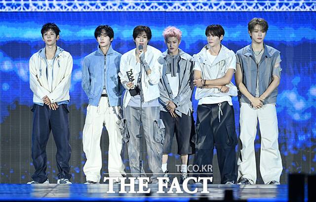 <더팩트>가 주최하고 팬앤스타와 UCW가 주관하는 ‘2026 더팩트 뮤직 어워즈(2026 THE FACT MUSIC AWARDS, TMA)’가 19일 오후 부산 연제구 부산아시아드주경기장에서 열린 가운데 그룹 라이즈의 쇼타로, 원빈, 앤톤, 소희, 은석, 성찬(왼쪽부터)이 '뮤즈 오브 더 이어'를 수상한 뒤 소감을 밝히고 있다. /부산아시아드주경기장=박헌우 기자