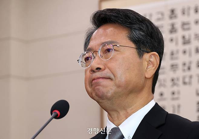 15일 국회 법제사법위원회에서 열린 김승원 법무부 장관 후보자에 대한 인사청문회에서 의원들의 질의에 답변하던 김 후보자의 눈에 눈물이 고여있다. 2026.9.15 권도현 기자