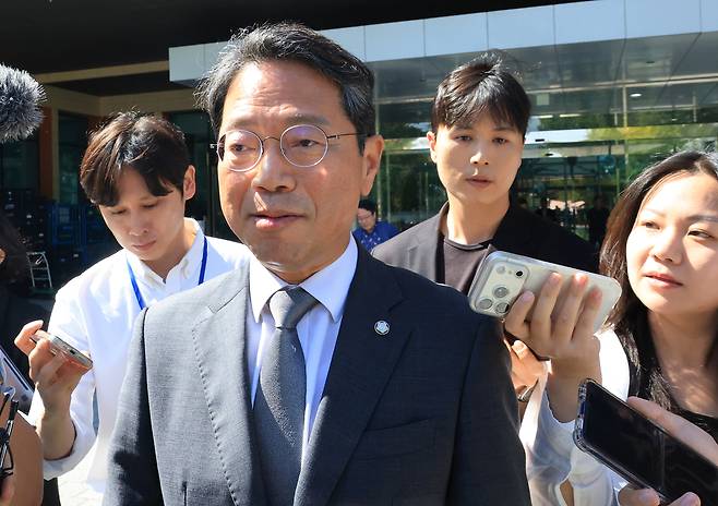 김승원 법무부 장관 후보자가 19일 사퇴 기자회견을 마치고 국회 소통관을 나서고 있다. 연합뉴스