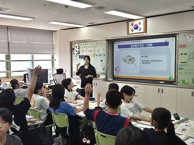 독감과 코로나19 등 각종 감염병에 대해 배우고 있는 잠신초 5학년 학생들. [이용익 기자]