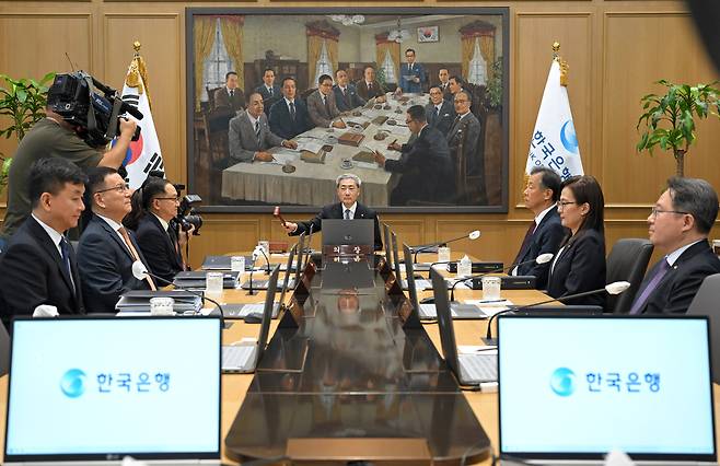신현송 한국은행 총재가 지난달 27일 서울 중구 한국은행에서 열린 금융통화위원회 본회의에 참석해 의사봉을 두드리고 있다. [연합]