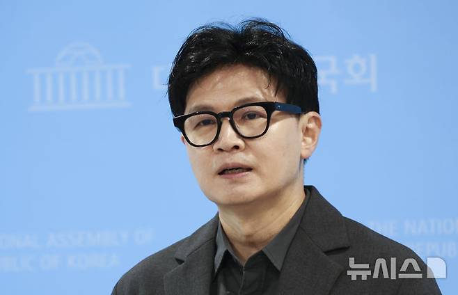 [서울=뉴시스] 김근수 기자 = 한동훈 무소속 의원이 19일 오후 서울 여의도 국회 소통관에서 김승원 법무부 장관 후보자 사퇴 관련 기자회견을 마치고 취재진 질문에 답하고 있다.  2026.09.19. ks@newsis.com