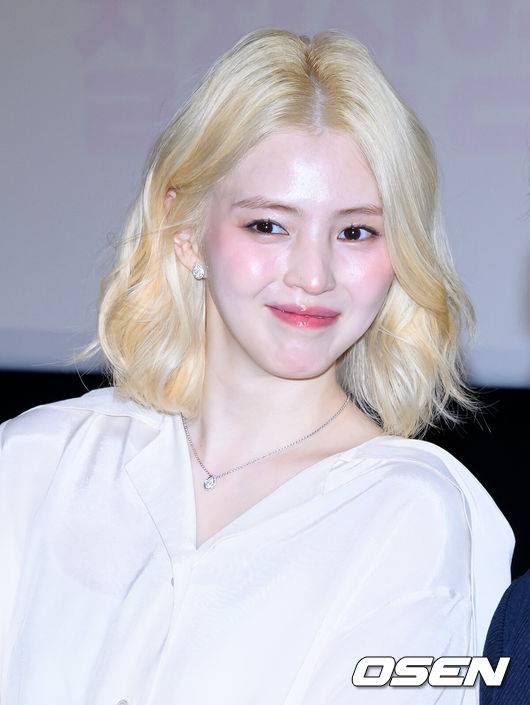 [OSEN=이대선 기자] 16일 오후 서울 CGV용산아이파크몰에서 영화 ‘인턴’ 무대인사가 열렸다.'인턴'은 런칭 3년 만에 패션계의 다크호스로 급부상한 ‘선우’(한소희)의 회사에 경력 37년 차 실버 인턴 ‘기호’(최민식)가 입사하면서 시작되는 세대도 직급도 뛰어넘는 오피스 라이프를 그린 이야기다.배우 한소희가 무대인사를 하고 있다. 2026.09.16 / sunday@osen.co.kr
