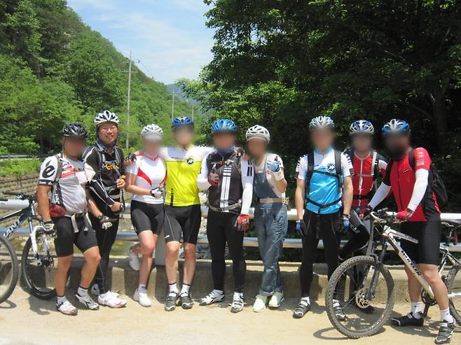 양수진씨가 운영하던 네이버 카페에 올라온 김승원 전 법무부 장관 후보자(왼쪽에서 두번째)의 자전거 라이딩 단체사진 ⓒ네이버 카페