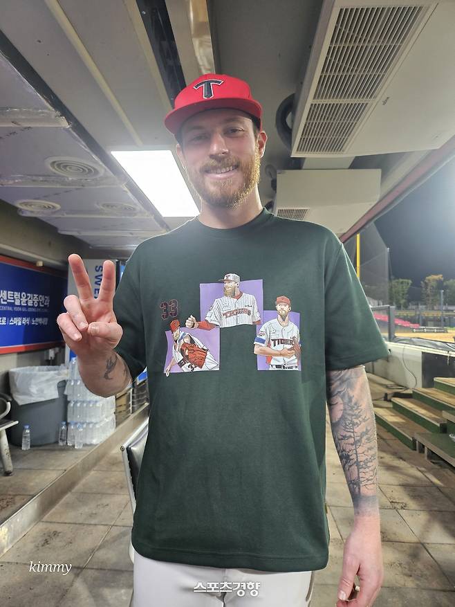 KIA 애덤 올러가 17일 광주 키움전에서 5경기 연속 호투에도 승리하지 못했지만 팀이 승리하자 활짝 웃으며 인터뷰 했다. 9월말 팀 스토어에서 판매될 자신의 캐릭터 티셔츠를 입고 “아주 마음에 든다”며 자랑하고 있다. 광주 | 김은진 기자