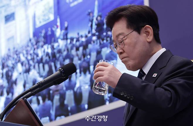 이재명 대통령이 18일 청와대 영빈관에서 취임 후 일곱번째 기자회견을 하고 있다. 청와대사진기자단