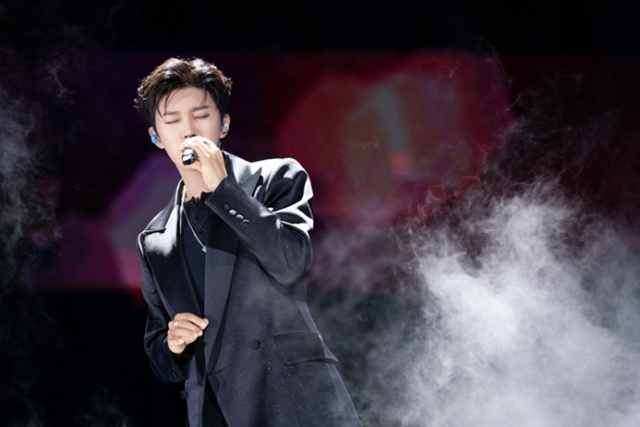 Lim Young-woong Takes Over Music Charts With 'Tto Tto' Winning No. 1 on Music Bank