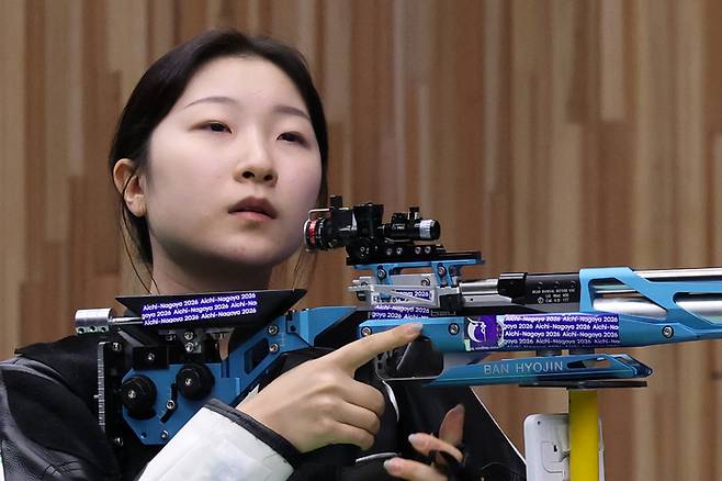 20일 일본 아이치현 종합 사격장에서 열린 2026 아이치·나고야 아시안게임 사격 여자 10m 공기소총 개인전 결선에 출전한 한국 반효진이 숨을 고르고 있다. 사진 | 도요타=연합뉴스