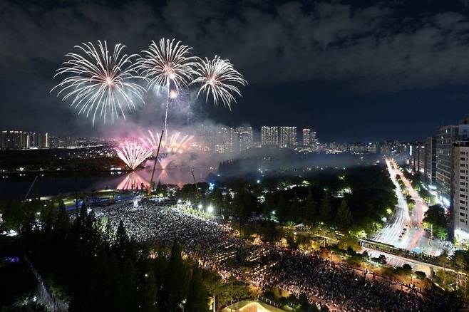 고양특례시가 지난 19일 일산호수공원에서 ‘2026 고양호수예술축제’ 개막식을 열고 있다. 고양시 제공
