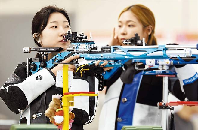 아시안게임 금메달에 도전하는 사격 국가대표 반효진(왼쪽)과 권유나./ 뉴스1