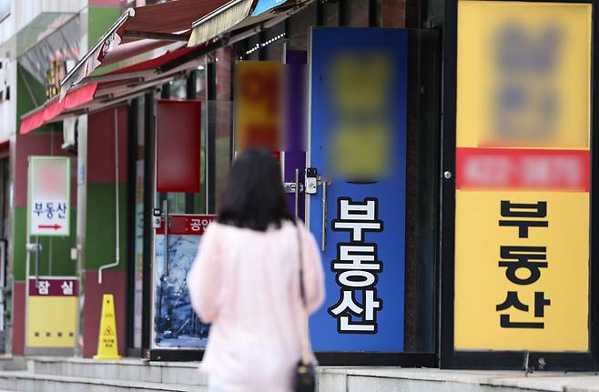 서울의 공인중개사사무소 앞을 한 시민이 걸어가고 있다. /뉴스1