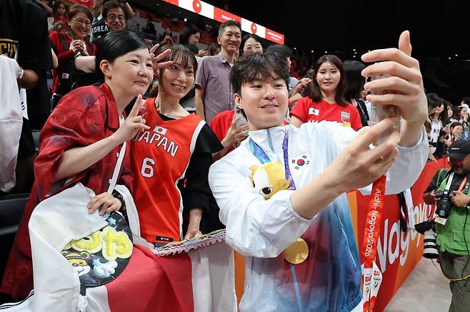 20일 일본 나고야 아이치 인터내셔널 아레나에서 열린 2026 아이치·나고야 아시안게임 남자농구 결승전 대한민국과 일본의 경기, 금메달을 목에 건 한국 이현중이 팬들과 셀카를 찍고 있다. 2026.9.20/뉴스1