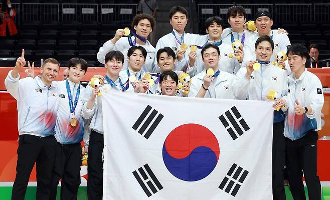 20일 오후(현지 시간) 일본 아이치현 나고야시 아이치 인터내셔널 아레나에서 열린 2026 아이치·나고야 아시안게임 남자 농구 시상식에서 금메달을 획득한 한국 니콜라스 마줄스 감독을 비롯한 선수들이 기념촬영을 하고 있다. 2026.09.20. 뉴시스