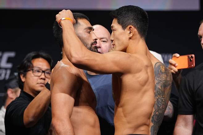 유주상(오른쪽)과 마이클 애스웰 주니어. 사진=UFC