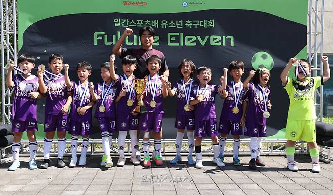 제1회 일간스포츠배 유소년 축구대회가 20일 경기 하남종합운동장 보조 A구장에서 열렸다.1학년 리그에서 우승을 차지한 스포츠 몬스터가 트로피를 받고 기뻐하고 있다.일간스포츠와 에버킥이 주최한 이번 대회는 유치부부터 초등학교 6학년까지 축구 꿈나무들이 참가해 기량을 펼치며, 미래 스포츠 인재를 발굴하고 가족이 함께 즐기는 스포츠 문화를 확산하기 위해 마련됐다.하남=서병수 기자 qudtn@edaily.co.kr /2026.09.20/
