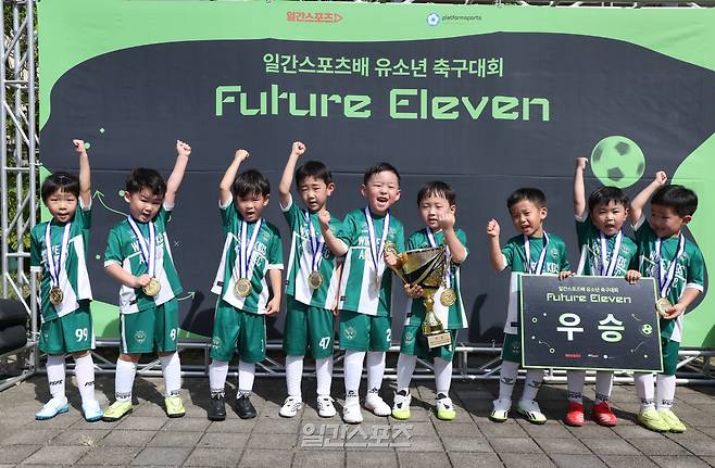 제1회 일간스포츠배 유소년 축구대회가 20일 경기 하남종합운동장 보조 A구장에서 열렸다.위례키즈아레나 블루가 6세 A조 리그에서 우승을 차지했다.일간스포츠와 에버킥이 주최한 이번 대회는 유치부부터 초등학교 6학년까지 축구 꿈나무들이 참가해 기량을 펼치며, 미래 스포츠 인재를 발굴하고 가족이 함께 즐기는 스포츠 문화를 확산하기 위해 마련됐다.하남=서병수 기자 qudtn@edaily.co.kr /2026.09.20/