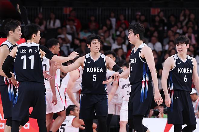 <YONHAP PHOTO-8059> 골밑에서 파울 얻어낸 이현중 (나고야=연합뉴스) 한종찬 기자 = 20일 일본 나고야 아이치 인터내셔널 아레나에서 열린 2026 아이치·나고야 아시안게임 남자 농구 결승전 대한민국 대 일본의 경기. 한국 이현중이 골밑에서 파울을 얻어내고 있다. 2026.9.20 saba@yna.co.kr/2026-09-20 20:59:02/<저작권자 ⓒ 1980~2026 ㈜연합뉴스. 무단 전재 재배포 금지, AI 학습 및 활용 금지>