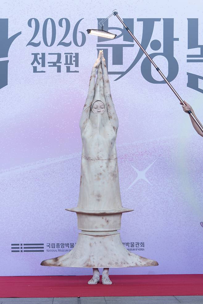 ‘간돌검’으로 변신한 이혜정씨가 뾰족한 검의 형상을 표현하고 있다.   국립중앙박물관 제공