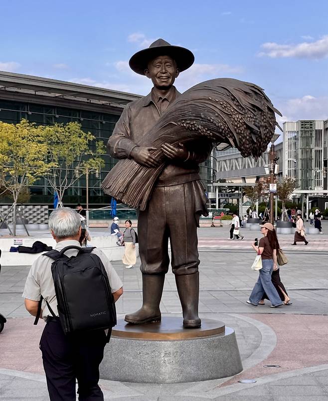 지난 18일 한 행인이 동대구역 광장에 설치된 박정희 동상을 물끄러미 바라보고 있다.