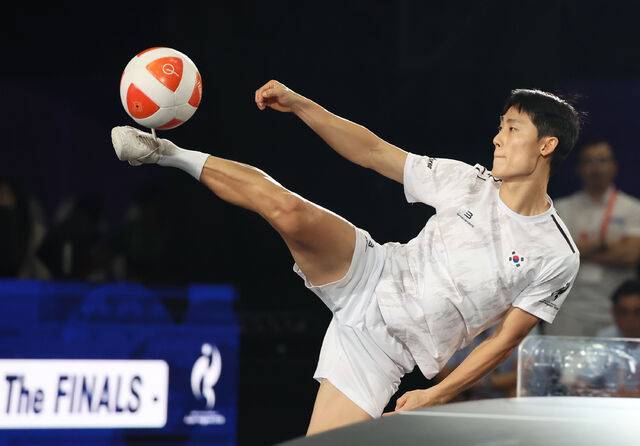 이준석이 20일 일본 나고야 히가시 스포츠센터에서 열린 2026 아이치·나고야 아시안게임 테크볼 남자 단식 결승전에서 공격하고 있다. 연합뉴스