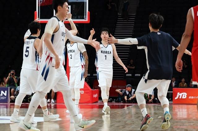 18일 일본 나고야 아이치 인터내셔널 아레나에서 열린2026 아이치·나고야 아시안게임 남자 농구 대한민국 대 이란 4강전. 한국 이현중이 3점 슛 성공 후 동료들과 함께 기뻐하고 있다. 사진=연합뉴스