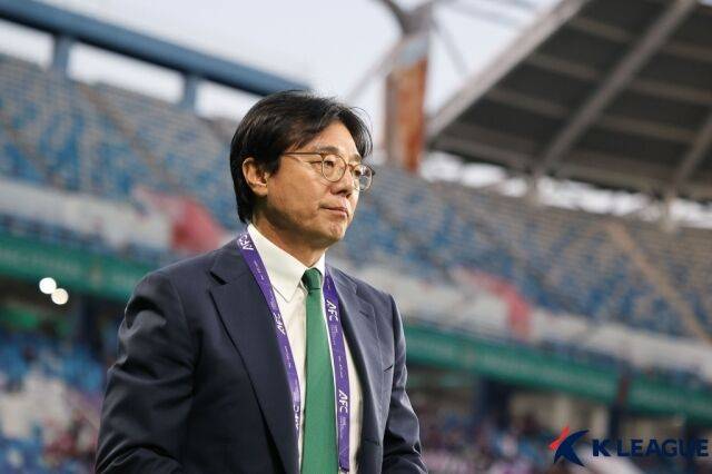 황선홍 대전하나시티즌 감독이 15일 대전월드컵경기장에서 열린 아시아축구연맹(AFC) 챔피언스리그 엘리트(ACLE) 리그 스테이지 1라운드 교토 상과와의 맞대결에서 경기장을 바라보고 있다. /한국프로축구연맹 제공