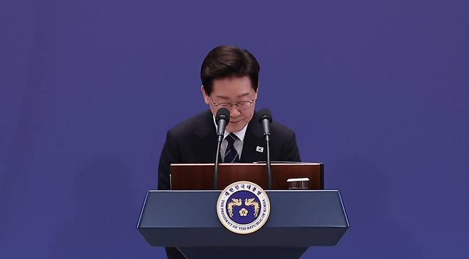 이재명 대통령이 18일 청와대 영빈관에서 기자회견 발언 후 인사하고 있다. [연합]