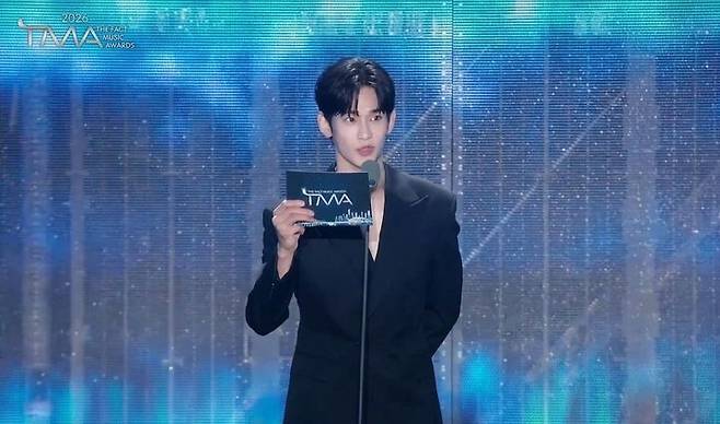 [서울=뉴시스] 배우 김수현이 19일 부산아시아드주경기장에서 열린 '2026 더팩트 뮤직어워즈'에서 TMA 인기상 시상자로 무대에 올랐다. (사진='2026 더팩트 뮤직어워즈' 생중계 화면 캡처)  2026.09.19. photo@newsis.com *재판매 및 DB 금지