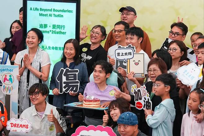 'AI 츠킨' 공개 현장에서 기념 촬영을 하는 모습 [출처 = 사우스차이나모닝포스트, Kit Lai]