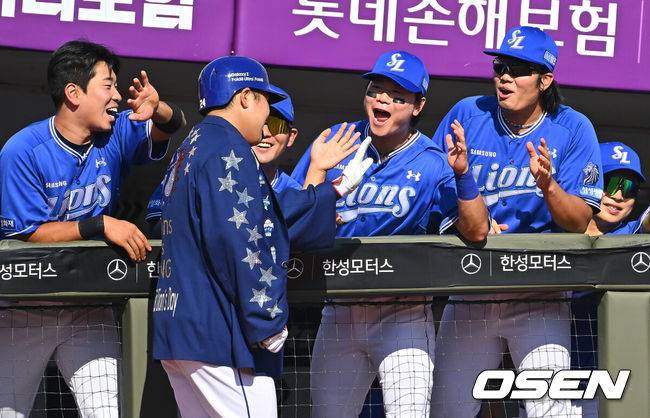 [OSEN=부산, 이석우 기자] 20일 부산 사직야구장에서 2026 신한 SOL KBO 리그 롯데 자이언츠와 삼성 라이온즈의 경기가 열렸다. 홈팀 롯데는 김태균이, 방문팀 삼성은 원태인이 선발 출전했다.삼성 라이온즈 김도환이 4회초 2사 중월 솔로 홈런을 치고 하이파이브를 하고 있다. 2026.09.20 / foto0307@osen.co.kr