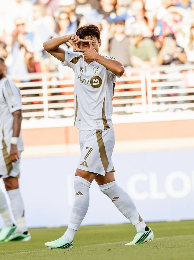 LAFC 손흥민이 20일(한국시간) 새너제이와 MLS 원정경기서 득점한 뒤 자신의 시그니처 ‘찰칵 세리머니’를 하고 있다. 사진출처｜LAFC SNS