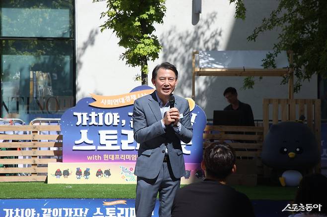 최현덕 시장이 19일 다산동 현대프리미엄아울렛 SPACE1에서 열린 ‘가치야, 가치가자! 스토리마켓’에서 인사말을 하고 있다