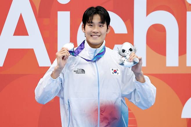김영범이 20일 일본 도쿄 아쿠아틱스 센터에서 열린 아시안게임 수영 남자 자유형 100m서 은메달을 수확한 뒤 웃고 있다. 도쿄│뉴시스