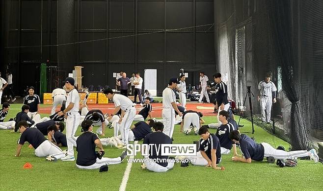 ▲ 대회 조직위원회로부터 훈련장소와 시간을 전달받지 못해 KBO가 따로 마련한 실내 연습장에서 훈련을 소화한 야구 대표팀.