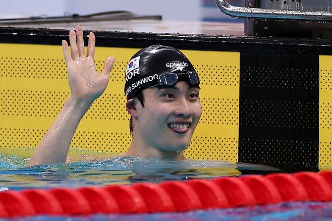 한국 수영 간판 황선우가 20일 일본 도쿄 아쿠아틱스센터에서 열린 2026 아이치·나고야 아시안게임 수영 경영 남자 자유형 100ｍ 예선에서 48초13에 골인해 전체 2위를 차지했다. 이 종목 한국기록 보유자 김영범은 48초34로 경기를 마쳐 예선 전체 3위로 결승행 티켓을 얻었다. 한국 수영은 이날 오전 예선에 참가한 선수 전원이 같은 날 오후 5시부터 열리는 결승에 진출했다. 연합뉴스