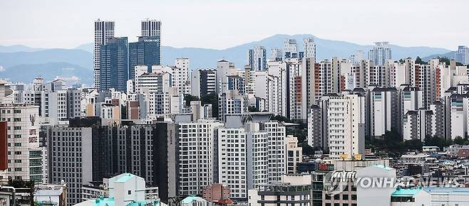 서울 생애최초 주택 구입 비중 역대 최대 (서울=연합뉴스) 최재구 기자 = 지난달 등기를 마친 서울지역 집합건물 가운데 생애최초 주택 매수자 비중이 54%에 육박하며 2010년 조사 이래 최대를 기록했다. 10일 대법원 등기정보광장에 따르면 지난 8월 서울의 집합건물(아파트·연립·오피스텔 등) 생애최초 매수자의 등기 건수는 총 9천343건을 기록했다. 사진은 서울시내 아파트. 2026.9.10 jjaeck9@yna.co.kr