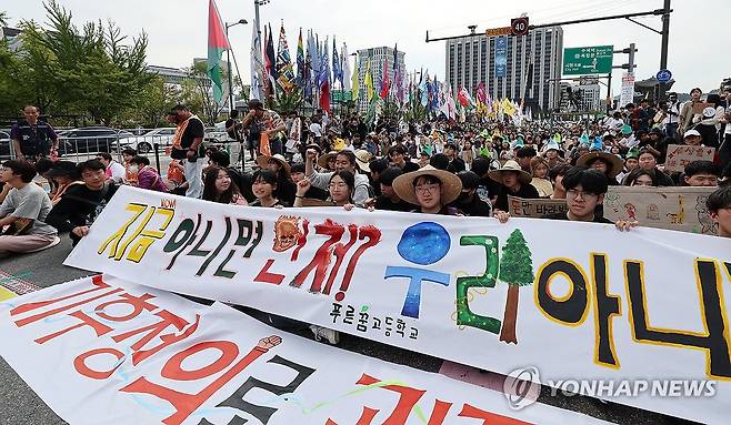 작년 9월 27일 서울 종로구 광화문 동십자각 앞에서 참가자들이 '9.27 기후정의 행진'에 앞서 온실가스 감축목표 달성 등을 촉구하고 있다. [연합뉴스 자료사진]