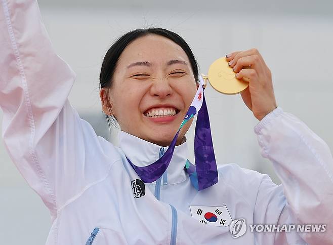 금메달 활짝 (안조[일본]=연합뉴스) 이동해 기자 = 20일 일본 아이치현 안조 스포츠파크에서 열린 2026 아이치·나고야 아시안게임 근대5종 여자 개인 결승에서 금메달을 차지한  대한민국 성승민이 금메달을 들고 활짝 웃고 있다.  2026.9.20 eastsea@yna.co.kr