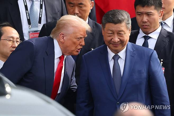 작년 10월 부산에서 만난 미중 정상 (부산=연합뉴스) 손형주 기자 = 도널드 트럼프 미국 대통령과 시진핑 중국 국가주석이 30일 부산 공군 제5공중기동비행단 내 나래마루에서 미중 정상회담을 마친 뒤 회담장을 나서며 대화하고 있다. 2025.10.30 handbrother@yna.co.kr