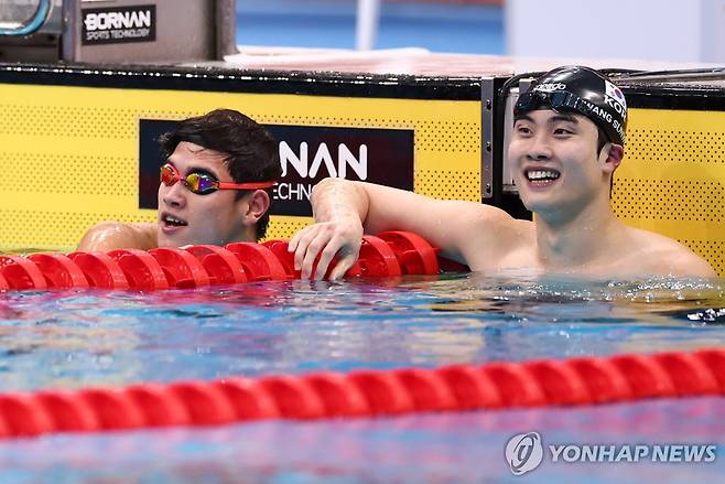 판잔러와 황선우 (도쿄=연합뉴스) 윤동진 기자 = 20일 도쿄 아쿠아틱스 센터에서 열린 2026 아이치·나고야 아시안게임 수영 남자 100m 자유형 결승. 동메달을 딴 황선우와 금메달을 딴 판잔러가 미소 짓고 있다. 2026.9.20 mon@yna.co.kr