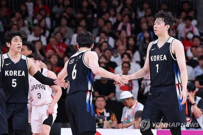 골밑에서 파울 얻어낸 이현중 (나고야=연합뉴스) 한종찬 기자 = 20일 일본 나고야 아이치 인터내셔널 아레나에서 열린 2026 아이치·나고야 아시안게임 남자 농구 결승전 대한민국 대 일본의 경기. 한국 이현중이 골밑에서 파울을 얻어내고 있다. 2026.9.20 saba@yna.co.kr
