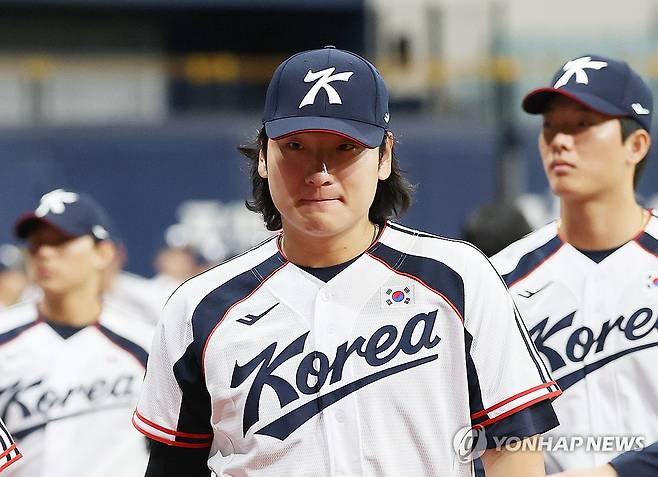 비장한 표정의 곽빈 (서울=연합뉴스) 신준희 기자 = 2026 아시안게임에 출전하는 한국 야구 대표팀 곽빈 등 선수들이 15일 고척스카이돔에서 미팅을 마치고 공식 훈련을 위해 이동하고 있다. 2026.9.15 hama@yna.co.kr