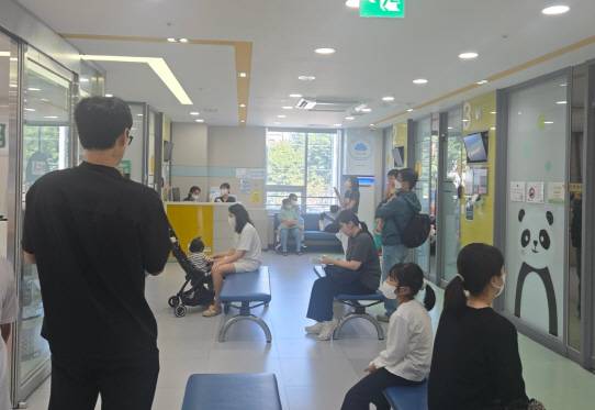 21일 오전 전남광주 남구 한 아동병원에서 어린이와 보호자들이 진료와 인플루엔자(독감) 예방접종을 기다리고 있다. 이날부터 생후 6개월~14세 어린이와 임신부를 대상으로 한 2026~2027절기 독감 국가예방접종이 시작됐다. /윤태민 기자 ytm@namdonews.com