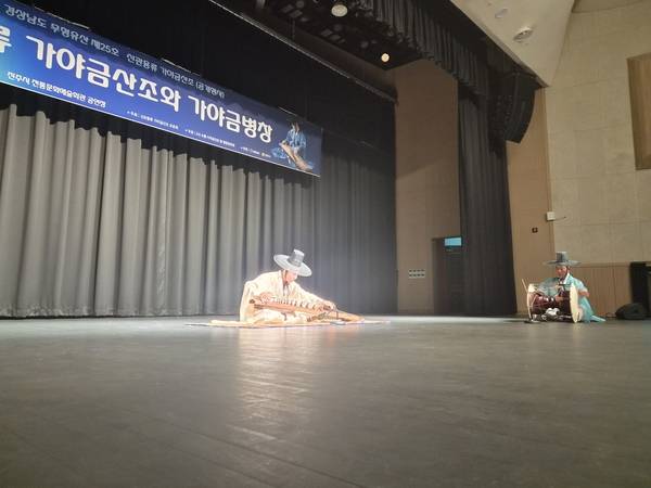지난 8월 22일 오후 진주시 전통예술회관 공연장에서 경상남도 무형유산 '신관용류 가야금산조' 공개 행사가 열렸다. 강동열 보유자가 신관용류 가야금산조를 선보이고 있다. /류민기 기자