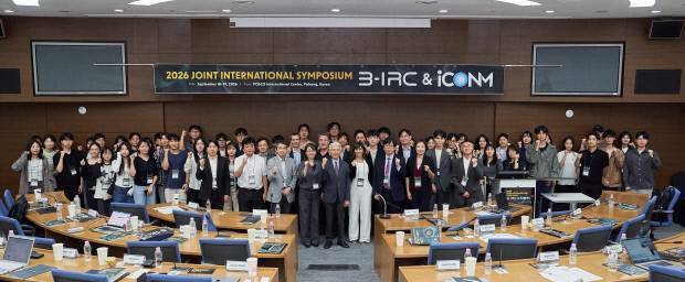 '2026 B-IRC & iCONM Joint International Symposium'에서 포스텍 바이오미래기술혁신연구센터와 일본 나노의료혁신센터 관계자 및 참석자들이 심포지엄을 마친 뒤 기념촬영을 하고 있다. 포스텍 제공
