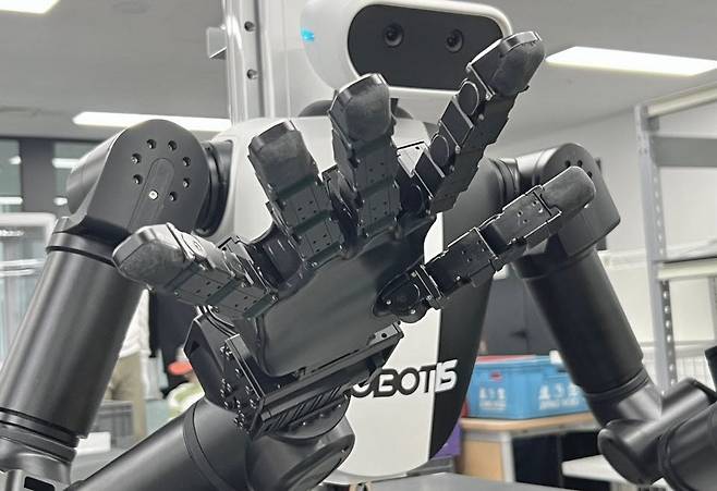 로보티즈 휴머노이드 ‘AI 워커’와 로봇 손 ‘HX5-D20’ (사진=신영빈 기자)
