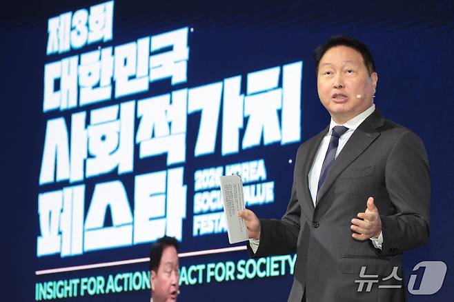 최태원 대한상공회의소 회장이 21일 서울 강남구 코엑스에서 열린 제3회 대한민국 사회적 가치 페스타 개막식에서 개회사를 하고 있다. 올해 페스타의 핵심 의제는 '로컬-지역의 미래'로 설정됐다. 수도권과 비수도권 간 격차 완화와 인구 감소, 청년 일자리 문제 등 복합적인 지역 현안의 해법을 논의하기 위해 마련됐다. 2026.9.21 ⓒ 뉴스1 김명섭 기자