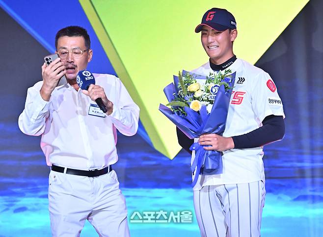 서울 디자인고 박근서가 21일 서울 잠실 롯데호텔 월드에서 열린 2027 KBO 신인드래프트에서 롯데에 지명된 후 부친의 노래를 듣고 있다. 최승섭기자 thunder@sportsseoul.com